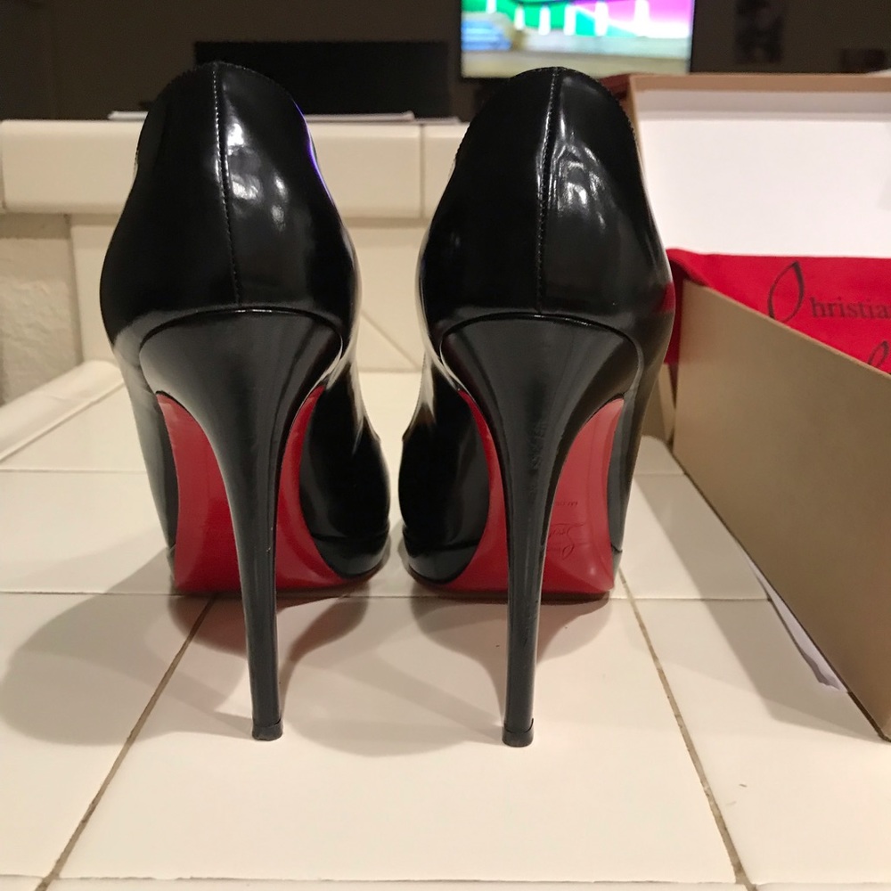Christian louboutin heels. Simple pump size 40